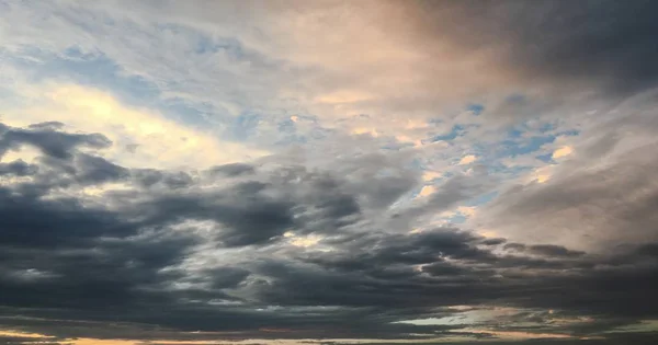 Piękne niebo burzliwy chmury tła. Mroczne niebo z chmurami Pogoda Natura Chmura burza. Niebo ciemne burza chmury i słońce. — Zdjęcie stockowe
