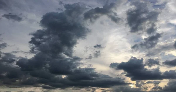 雲の背景の美しい嵐の空 暗い空の雲は 自然の雲嵐を乗り切る 暗黒の嵐雲と太陽と空 — ストック写真