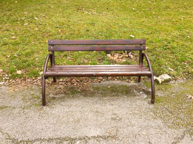 Rahatlamak ve bir dinlenme kavram ayırın. Ahşap chesterfield metal zemin ve park veya bahçe yeşil çim ile. Reklam arka plan. Resim için kısa mesaj ekleyin. Tasarım sanat çalışmaları için fon.