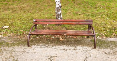 Rahatlamak ve bir dinlenme kavram ayırın. Ahşap chesterfield metal zemin ve park veya bahçe yeşil çim ile. Reklam arka plan. Resim için kısa mesaj ekleyin. Tasarım sanat çalışmaları için fon.