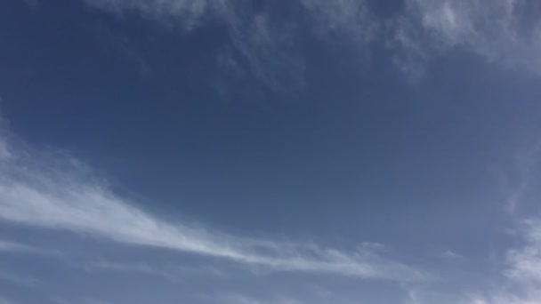 白い雲は 青い空に熱い太陽の下で消えます コマ撮り動雲青い空の背景 雲が青空を横切るします 鮮やかな青空の積雲の雲の形 — ストック動画