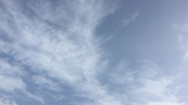 Les nuages blancs disparaissent sous le soleil chaud sur le ciel bleu. Time-lapse motion nuages ciel bleu fond. Nuages traversant le ciel bleu. Cumulus nuages se forment contre un ciel bleu brillant. 4k 