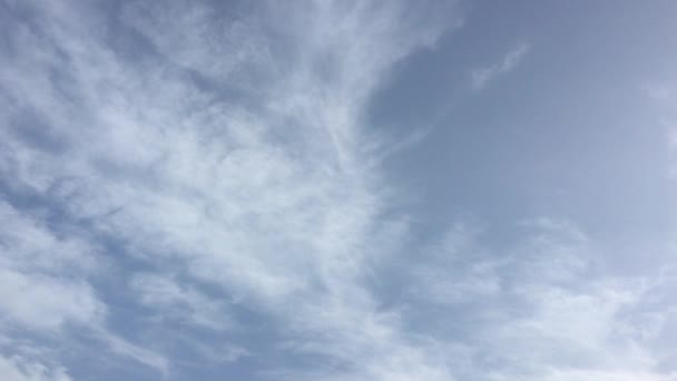 白い雲は 青い空に熱い太陽の下で消えます コマ撮り動雲青い空の背景 雲が青空を横切るします 鮮やかな青空の積雲の雲の形 — ストック動画