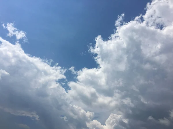 Prachtige blauwe lucht met wolkenachtergrond. Lucht met wolken weer natuur wolk blauw. Blauwe lucht met wolken en zon. — Stockfoto