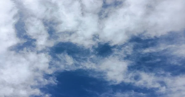 구름 배경 이 있는 아름다운 푸른 하늘. 구름 이 하늘을 뒤덮고 구름 이 파랗게 빛납니다. 구름 과 태양 이 있는 푸른 하늘. — 스톡 사진