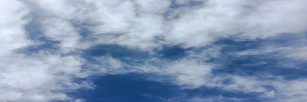 Langit biru yang indah dengan latar belakang awan. Langit dengan awan mendung awan alam biru. Langit biru dengan awan dan matahari. — Stok Foto