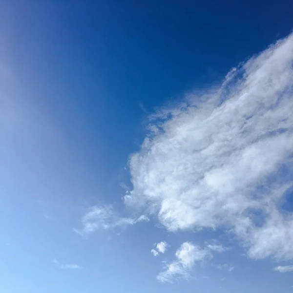 Krásná modrá obloha s mraky pozadí. Obloha s mraky počasí příroda mrak modrý. Modrá obloha s mraky a sluncem. — Stock fotografie