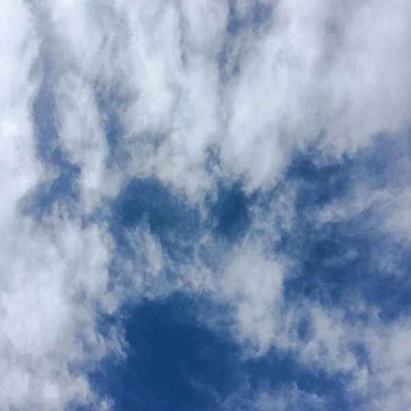 Красивое голубое небо на фоне облаков. Небо с облаками погода природа облако голубое. Синее небо с облаками и солнцем . — стоковое фото