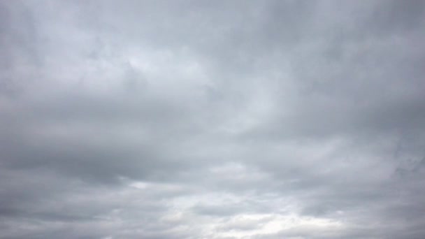 Awan Putih Menghilang Bawah Terik Matahari Langit Biru Awan Gerak — Stok Video
