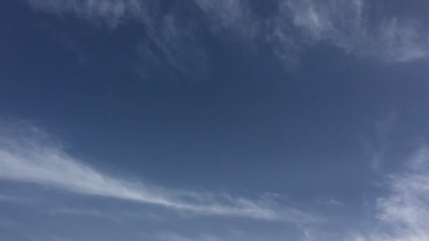 Beyaz Bulutlar Güneşin Altında Mavi Gökyüzü Üzerinde Kaybolur Hızlandırılmış Hareket — Stok video
