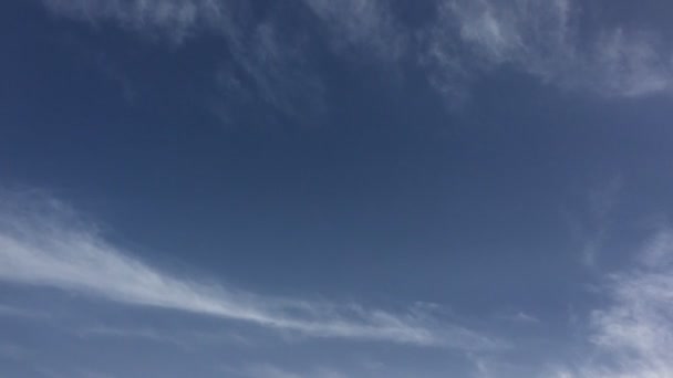 Les Nuages Blancs Disparaissent Sous Soleil Chaud Sur Ciel Bleu — Video