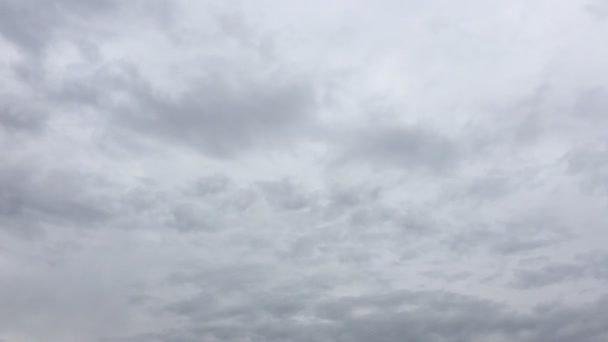 白い雲は 青い空に熱い太陽の下で消えます コマ撮り動雲青い空の背景 雲が青空を横切るします 鮮やかな青空の積雲の雲の形 — ストック動画