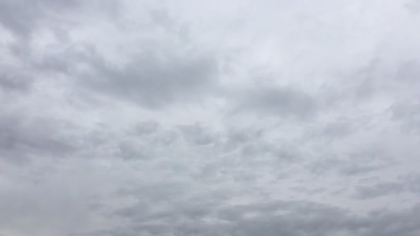 Awan Putih Menghilang Bawah Terik Matahari Langit Biru Awan Gerak — Stok Video