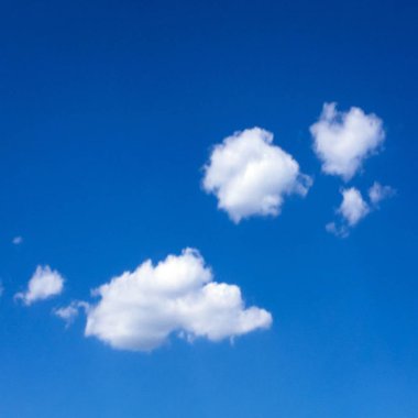 Arkaplanı bulutlu güzel mavi gökyüzü. Bulutlu bulutlar. Hava bulutlu doğa mavi..