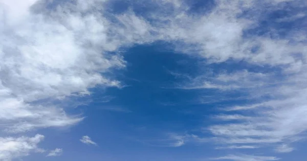 Céu azul bonito com nuvens fundo Céu clouds.Sky com nuvens tempo natureza nuvem azul. — Fotografia de Stock