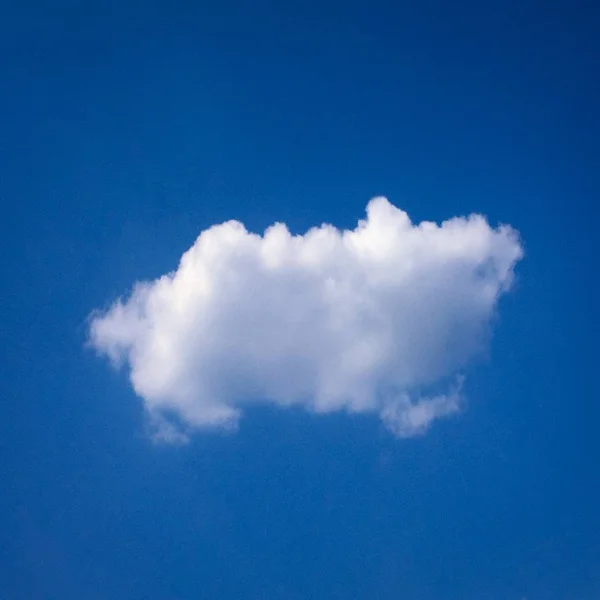 雲の背景を持つ美しい青空空雲のある空自然雲のある空青. — ストック写真