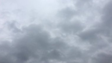 Güzel fırtınalı gökyüzü bulutlar arka plan ile. Karanlık gökyüzü bulutlu hava doğa bulut fırtına. Mavi gökyüzü. Bulutlar. Karanlık gökyüzü bulutlar ve güneş ile. 4k