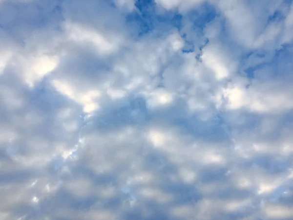 Güzel mavi gökyüzü, arka planda bulutlu bulutlu bulutlu hava bulutlu mavi gökyüzü, bulutlu ve güneşli.. — Stok fotoğraf