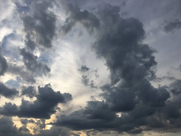 Όμορφο μπλε ουρανό με σύννεφα φόντο.Sky σύννεφα με σύννεφα καιρού φύση σύννεφο blue.Blue ουρανό με σύννεφα και ήλιο. — Φωτογραφία Αρχείου