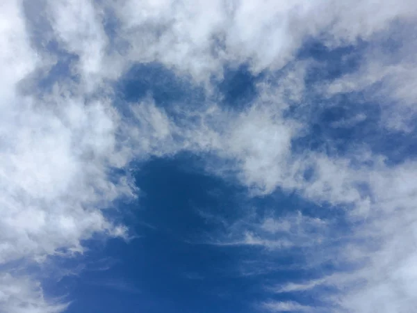 Krásná modrá obloha s mraky pozadí.Obloha clouds.Sky s mraky počasí příroda mraky modré.Modrá obloha s mraky a sluncem. — Stock fotografie