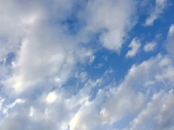 Vacker blå himmel med moln bakgrund.Himmel moln.Himmel med moln väder natur moln blå.Blå himmel med moln och sol. — Stockfoto