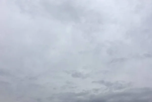 雲を背景にした美しい青空空雲を背景にした空雲を背景にした青空雲と太陽を背景にした青い空. — ストック写真