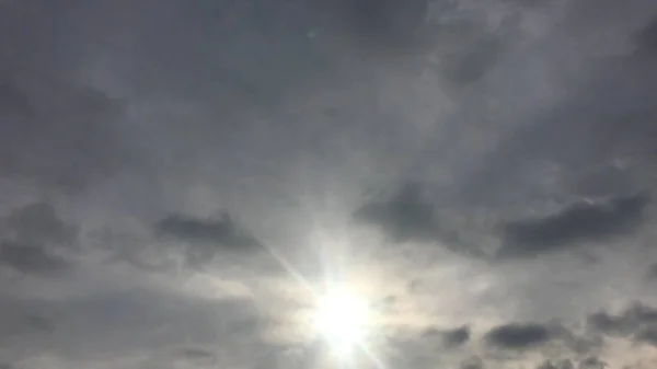 Krásná modrá obloha s mraky pozadí.Obloha clouds.Sky s mraky počasí příroda mraky modré.Modrá obloha s mraky a sluncem. — Stock fotografie