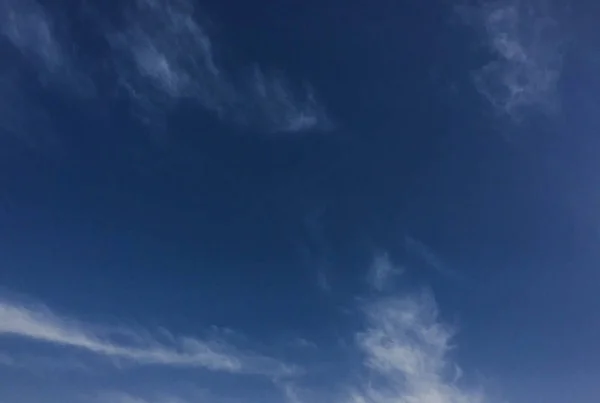 Schöner blauer Himmel mit Wolken hintergrund.Himmel Wolken Himmel mit Wolken Wetter Natur Wolkenblau.Blauer Himmel mit Wolken und Sonne. — Stockfoto