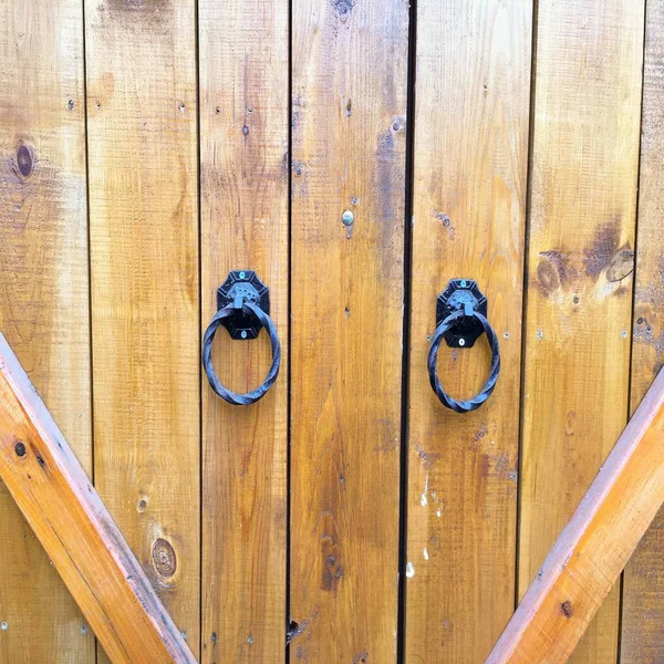 Fondo de textura de madera, tablones de puertas de madera. Vista superior del patrón de puerta de madera lavada vieja. Cerca de la antigua puerta de madera . —  Fotos de Stock