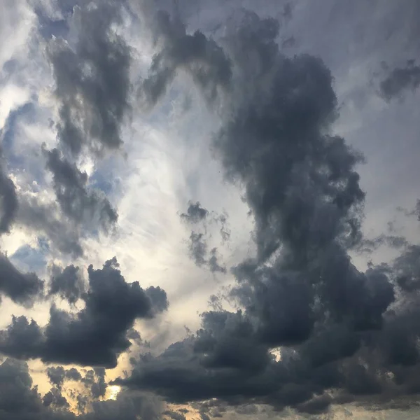 Céu azul bonito com nuvens background.Sky clouds.Sky com nuvens tempo natureza nuvem blue.Blue céu com nuvens e sol. — Fotografia de Stock