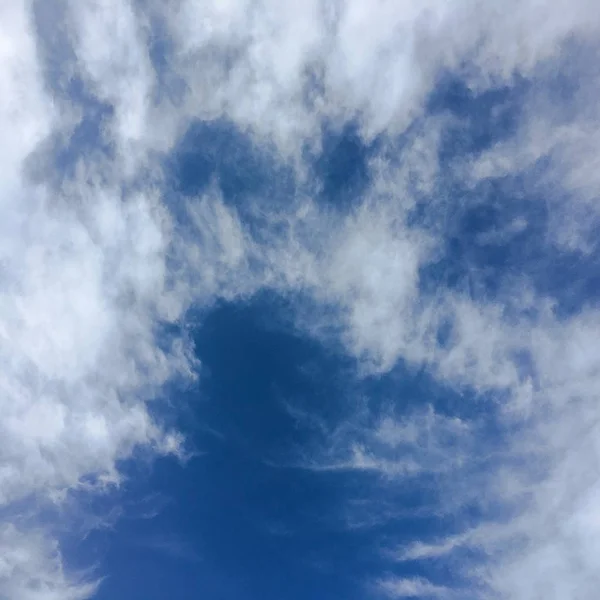 Schöner blauer Himmel mit Wolken hintergrund.Himmel Wolken Himmel mit Wolken Wetter Natur Wolkenblau.Blauer Himmel mit Wolken und Sonne. — Stockfoto