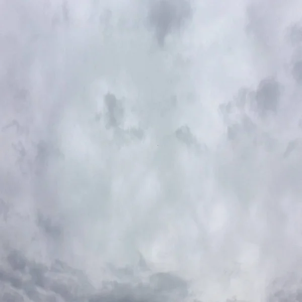 雲を背景にした美しい青空空雲を背景にした空雲を背景にした青空雲と太陽を背景にした青い空. — ストック写真