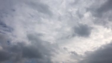 Güzel fırtınalı gökyüzü bulutlar arka plan ile. Karanlık gökyüzü bulutlu hava doğa bulut fırtına. Mavi gökyüzü. Bulutlar. Karanlık gökyüzü bulutlar ve güneş ile. 4k.