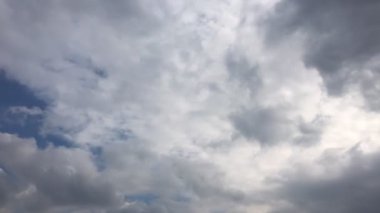 Güzel fırtınalı gökyüzü bulutlar arka plan ile. Karanlık gökyüzü bulutlu hava doğa bulut fırtına. Mavi gökyüzü. Bulutlar. Karanlık gökyüzü bulutlar ve güneş ile. 4k.