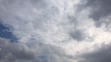Güzel fırtınalı gökyüzü bulutlar arka plan ile. Karanlık gökyüzü bulutlu hava doğa bulut fırtına. Mavi gökyüzü. Bulutlar. Karanlık gökyüzü bulutlar ve güneş ile. 4k.