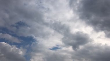 Güzel fırtınalı gökyüzü bulutlar arka plan ile. Karanlık gökyüzü bulutlu hava doğa bulut fırtına. Mavi gökyüzü. Bulutlar. Karanlık gökyüzü bulutlar ve güneş ile. 4k.