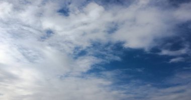 Güzel mavi gökyüzü, arka planda bulutlu bulutlu bulutlu hava bulutlu mavi gökyüzü, bulutlu ve güneşli..