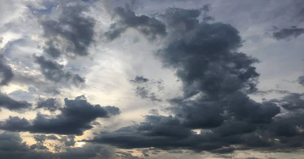 Piękne błękitne niebo z chmurami tła.niebo zachmurzenia.niebo z chmurami Pogoda natura chmura niebieska.Błękitne niebo z chmurami i słońcem. — Zdjęcie stockowe