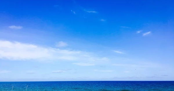 Beau ciel bleu avec fond nuageux.Ciel nuageux.Ciel avec nuages météo nature nuage bleu.Ciel bleu avec nuages et soleil. — Photo