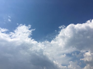 Derin mavi gökyüzü güneşli beyaz bulutlar. Mavi gökyüzü ile bulut yakın çekim. Mavi gökyüzünde beyaz kabarık bulutlar.