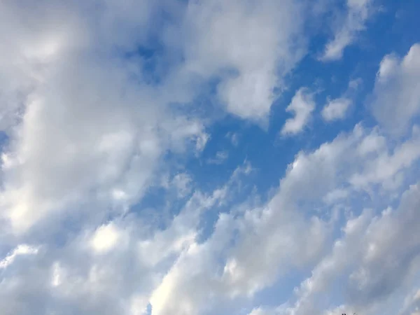 Mély kék napos ég, fehér felhők. Kék eget felhő közelről. Fehér bolyhos felhők a kék ég. — Stock Fotó