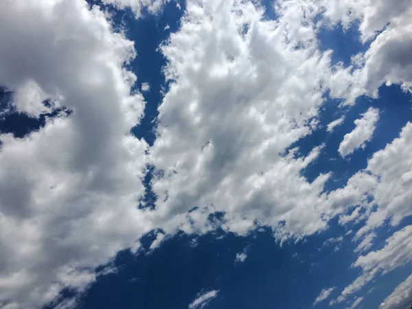 Cielo soleado azul profundo con nubes blancas. Cielo azul con primer plano de nubes. Nubes blancas y esponjosas en el cielo azul . —  Fotos de Stock