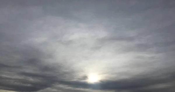 Cielo soleggiato blu intenso con nuvole bianche. Cielo blu con nuvola primo piano. Bianco soffice nuvole nel cielo blu . — Foto Stock