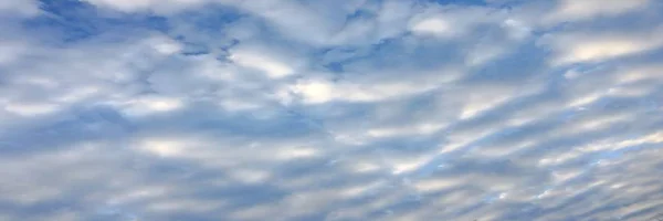 深蓝色阳光明媚的天空, 白云。蓝色的天空与云特写。蓝天上的白色蓬松的云. — 图库照片