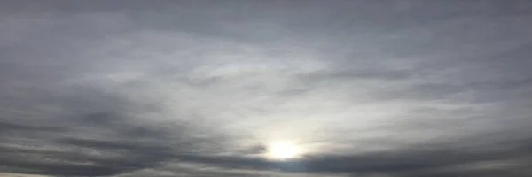 Deep blue sunny sky with white clouds. Blue sky with cloud close-up. White fluffy clouds in the blue sky. — Stock Photo, Image