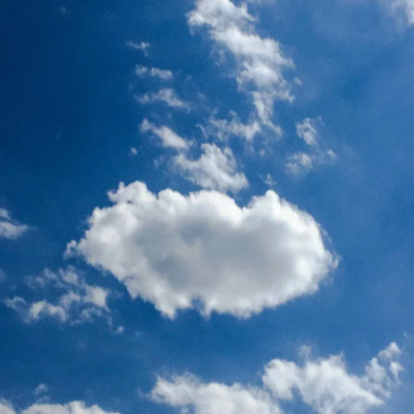 Tiefblauer, sonniger Himmel mit weißen Wolken. blauer Himmel mit Wolken aus nächster Nähe. weiße, flauschige Wolken am blauen Himmel. — Stockfoto