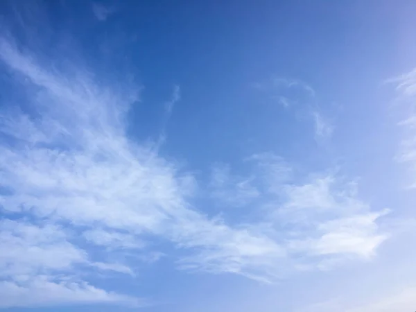 雲を背景にした美しい青空空雲を背景にした空雲を背景にした青空雲と太陽を背景にした青い空. — ストック写真