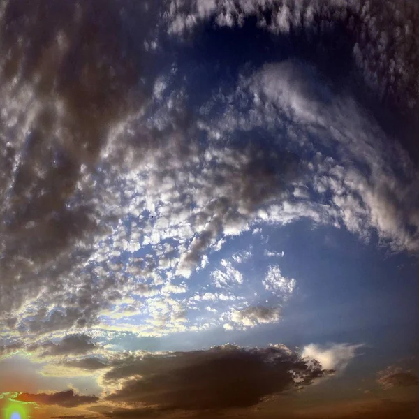 Schöner blauer Himmel mit Wolken hintergrund.Himmel Wolken Himmel mit Wolken Wetter Natur Wolkenblau.Blauer Himmel mit Wolken und Sonne. — Stockfoto