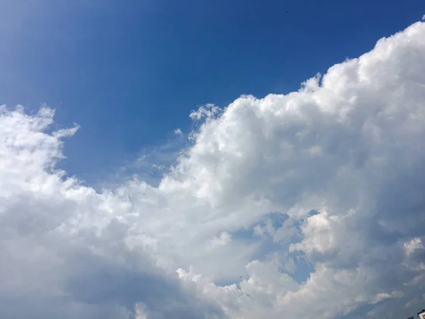 Bellissimo cielo blu con nuvole sfondo Cielo nuvole.Cielo con nuvole tempo natura nuvole blue.Cielo blu con nuvole e sole. — Foto Stock