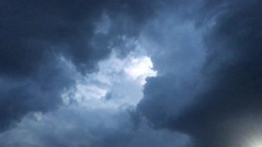 Beyaz bulutlar güneşin altında mavi gökyüzü üzerinde kaybolur. Hızlandırılmış hareket bulutlar mavi gökyüzü arka plan. Mavi gökyüzü. Bulutlar. Beyaz bulutlar ve güneş mavi gökyüzü.